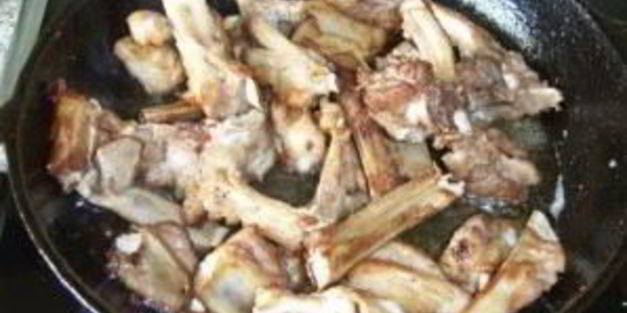 говяжьи ребрышки, тушеные с картошкой