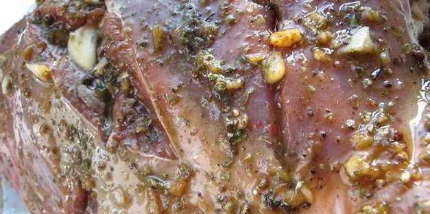 индейка с розовым перцем, мятой и соевым соусом