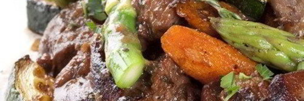 Кролик с овощами в красном вине