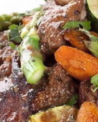 Кролик с овощами в красном вине