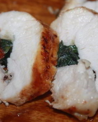 Куриная грудка с начинкой из базилика на решетке на мангале