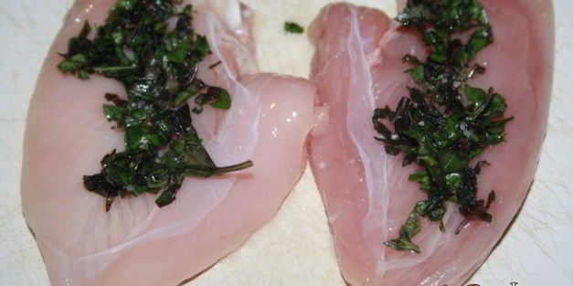 куриная грудка с начинкой из базилика на решетке на мангале