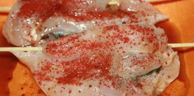 куриная грудка с начинкой из базилика на решетке на мангале