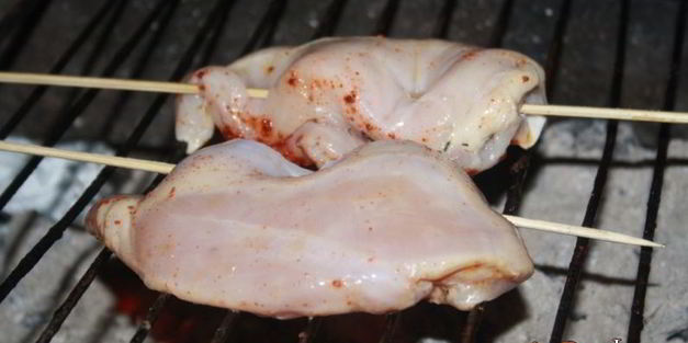 куриная грудка с начинкой из базилика на решетке на мангале