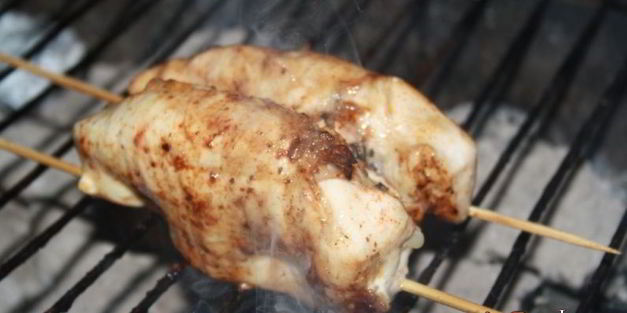 куриная грудка с начинкой из базилика на решетке на мангале