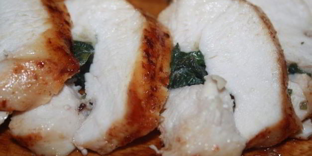 куриная грудка с начинкой из базилика на решетке на мангале