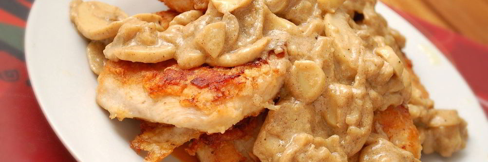 Куриная грудка в грибном соусе