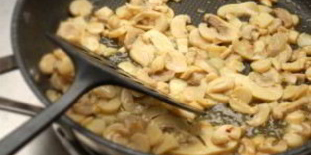 куриная грудка в грибном соусе