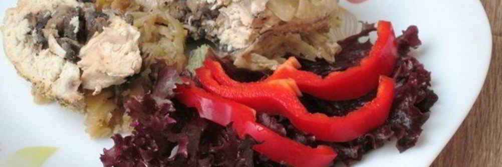 Куриное филе с грибами и капустой