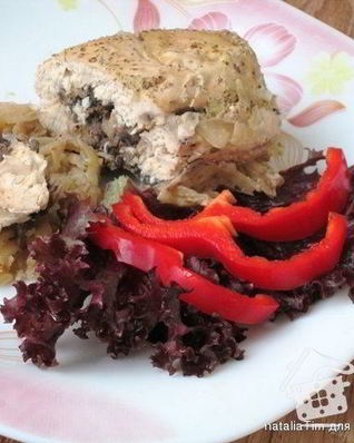 Куриное филе с грибами и капустой