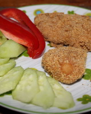 Куриное филе с йогуртом и горчицей, запеченное в крекерах