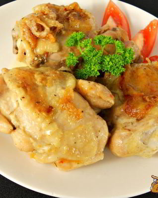 Куриные бедрышки с чесноком в мультиварке