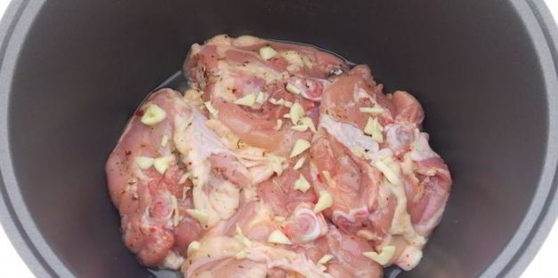 куриные бедрышки с чесноком в мультиварке