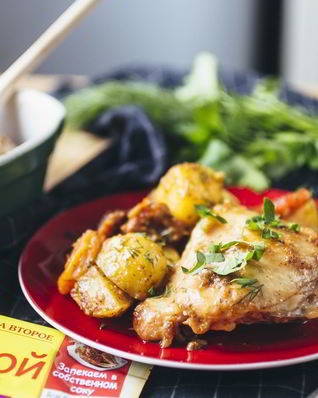 Куриные бедрышки, запеченные с молодым картофелем и курагой