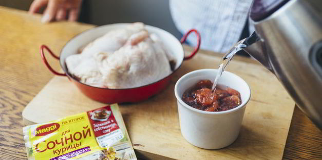 куриные бедрышки, запеченные с молодым картофелем и курагой