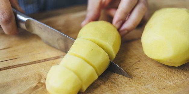 куриные бедрышки, запеченные с молодым картофелем и курагой