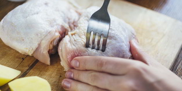 куриные бедрышки, запеченные с молодым картофелем и курагой