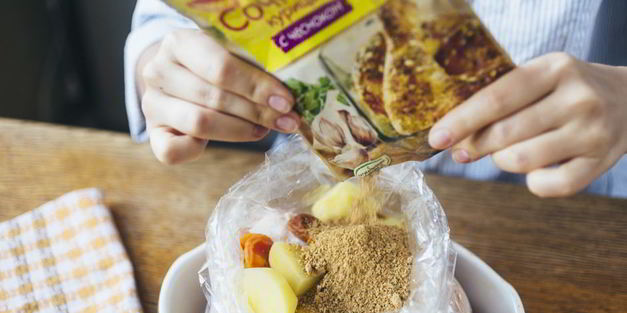 куриные бедрышки, запеченные с молодым картофелем и курагой