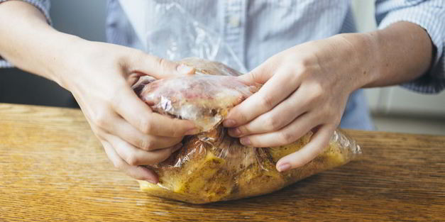 куриные бедрышки, запеченные с молодым картофелем и курагой