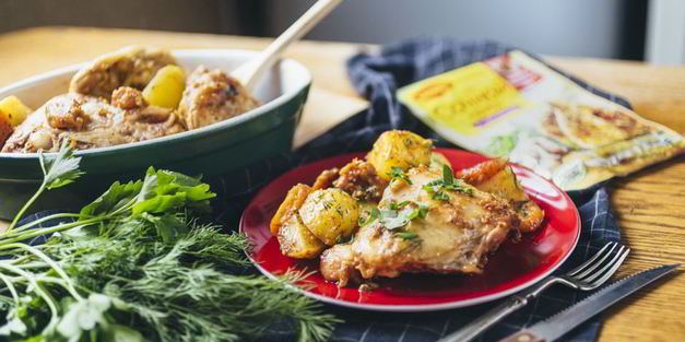 куриные бедрышки, запеченные с молодым картофелем и курагой