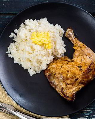 Куриные окорочка, запеченные в медовом соусе с рисом