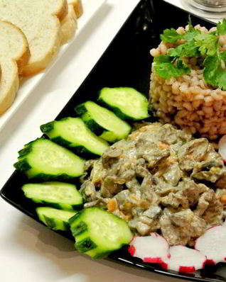 Куриные сердечки с овощами в сметане