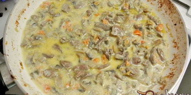 куриные сердечки с овощами в сметане