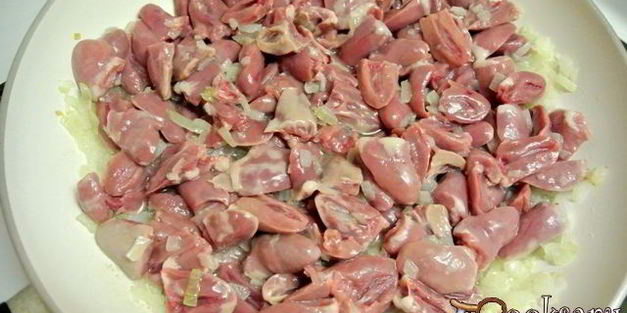 куриные сердечки с овощами в сметане