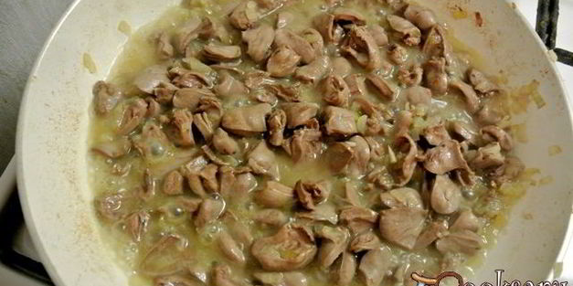 куриные сердечки с овощами в сметане