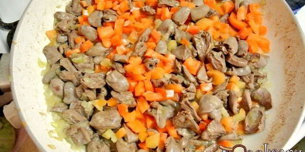 куриные сердечки с овощами в сметане