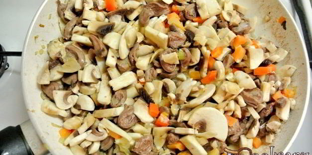 куриные сердечки с овощами в сметане