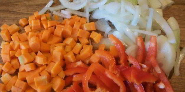 куриные шейки с овощами в сметанном соусе