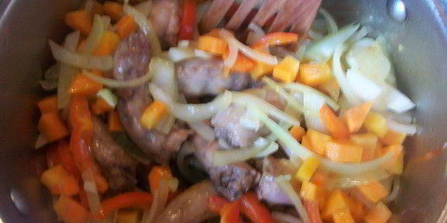 куриные шейки с овощами в сметанном соусе