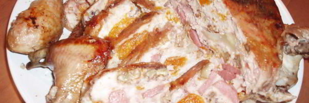 Курица, фаршированная сухофруктами