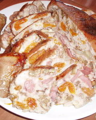Курица, фаршированная сухофруктами