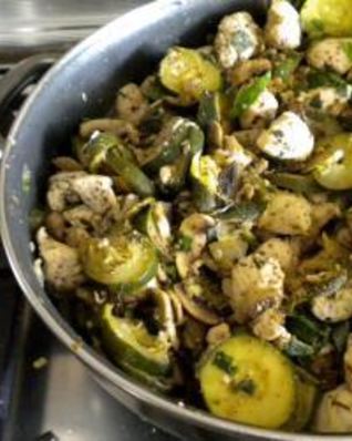 Курица с шампиньонами и кабачками