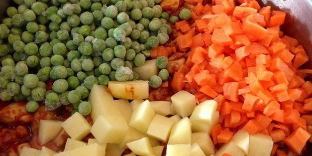 курица с зеленым горошком и овощами