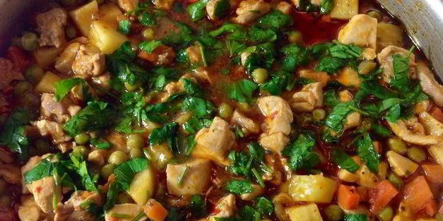 курица с зеленым горошком и овощами