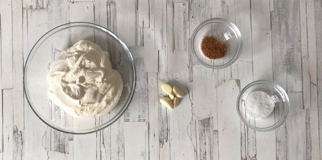 курица в сметане с чесноком в духовке