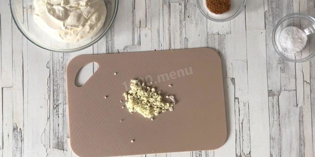 курица в сметане с чесноком в духовке