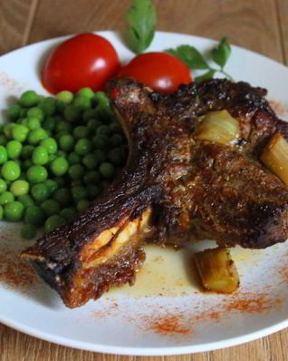 Пряная говяжья корейка на кости запеченная с пореем