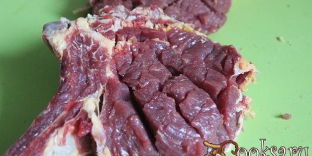 пряная говяжья корейка на кости запеченная с пореем