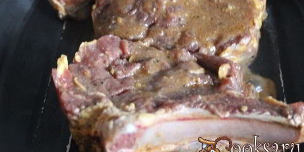 пряная говяжья корейка на кости запеченная с пореем