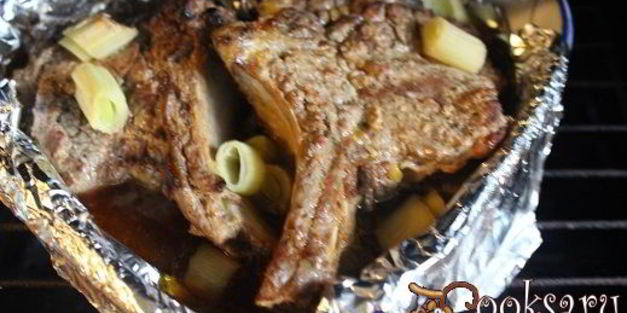 пряная говяжья корейка на кости запеченная с пореем