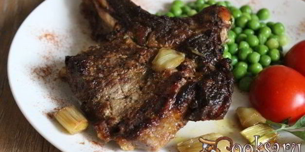 пряная говяжья корейка на кости запеченная с пореем