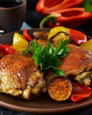 Сочный цыпленок табака с ароматными травами и специями восточной кухни и гарниром из овощей