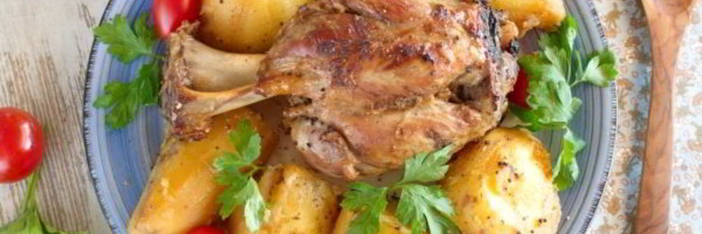 Свиная рулька с картошкой в духовке