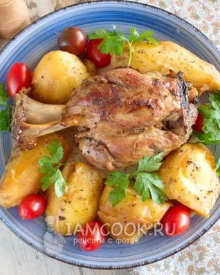 Свиная рулька с картошкой в духовке