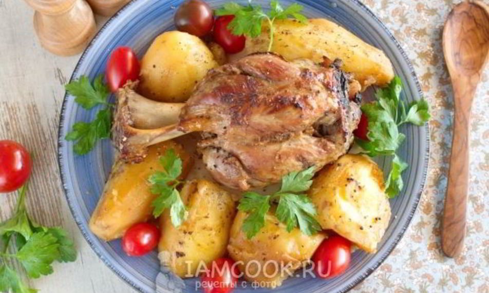 Рецепт свиная рулька с картошкой в духовке