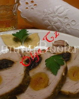 Свиная вырезка, фаршированная курагой и черносливом